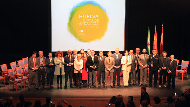 Los premiados con el consejero de Medio Ambiente, el delegado del Gobierno andaluz, el alcalde de Trigueros y delegados provinciales de la Junta de Andalucía.