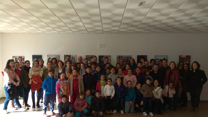 Los alumnos y profesores que han participado en la muestra posan en grupo para 'Huelva Información'.