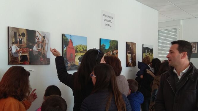 Los escolares, padres y vecinos disfrutan de la exposición y se reconocen en las fotos.