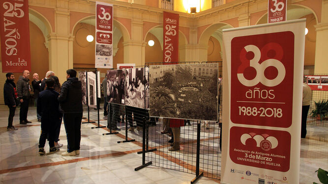 Paneles con fotos en la exposición de La Merced.