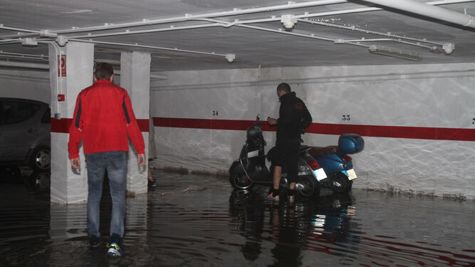 Un garaje de la calle Rascón inundado tras las intensas lluvias.