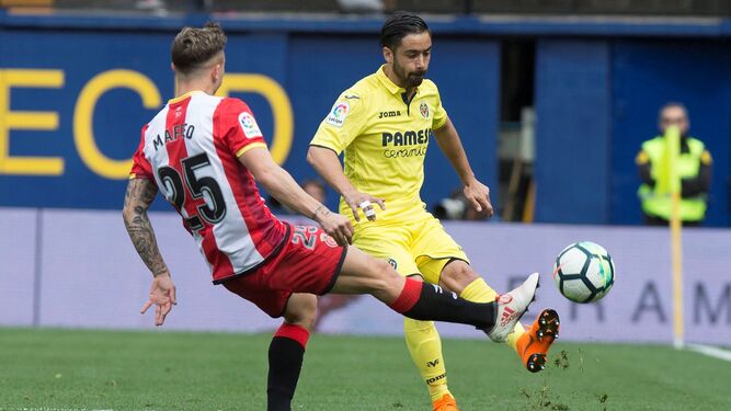 Maffeo intenta desviar el pase del defensa del Villarreal Jaume Costa.