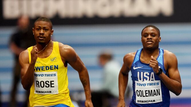 El estadounidense Christian Coleman completa los 60 metros de carrera.