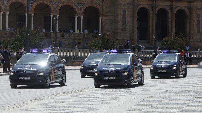 Cuatro patrulleros atraviesan la Plaza de España.
