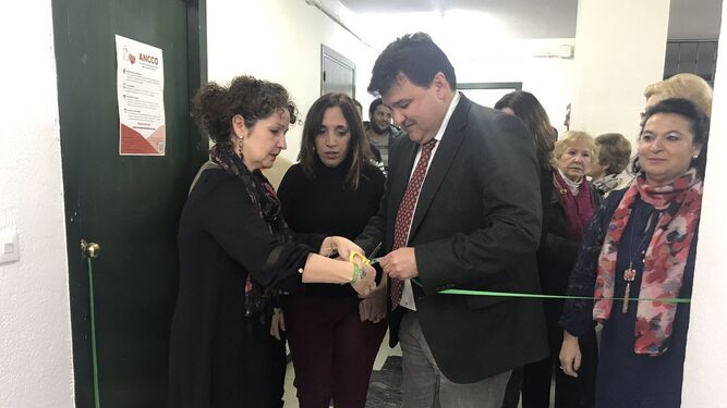 El alcalde de Huelva, Gabriel Cruz, en el momento de cortar la cinta en la inauguración de la sede de la asociación.