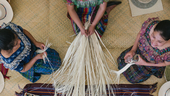 Mujeres tejiendo en el taller guatemalteco.