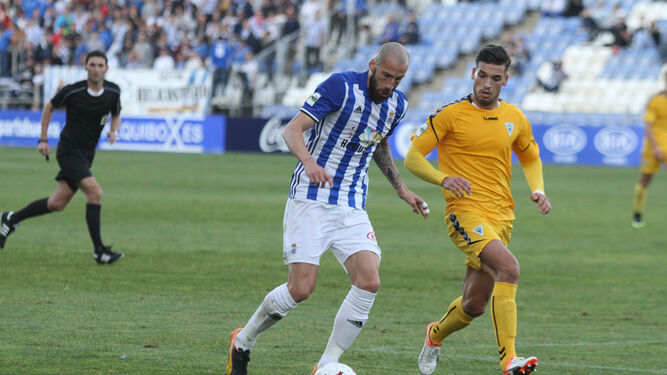 Iván Malón controla el balón durante el partido que enfrentó al Recre con el Marbella en el Nuevo Colombino.