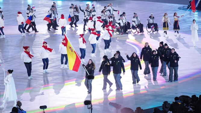 La abanderada española, Astrid Fina, y el resto de la delegación desfilan durante la apertura de los Juegos de Invierno.