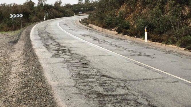 Estado de deterioro en que se encuentra la carretera que comunica Valverde del Camino y La Palma del Condado.