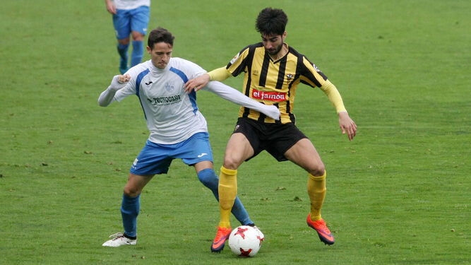 Fran Ávila (San Roque) pelea un balón con un futbolista del Alcalá.