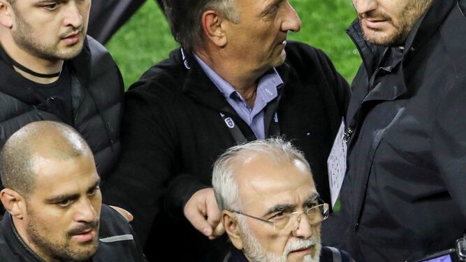 El presidente del PAOK, Ivan Savvidis, con una pistola en su cinturón.