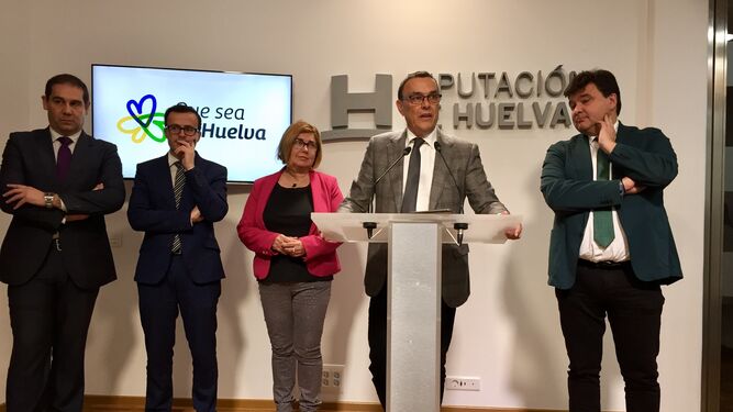 José Luis Ramos, Miguel Ángel Gallardo, Rosario Cordero, Ignacio Caraballo y Gabriel Cruz, ayer, en la Diputación.