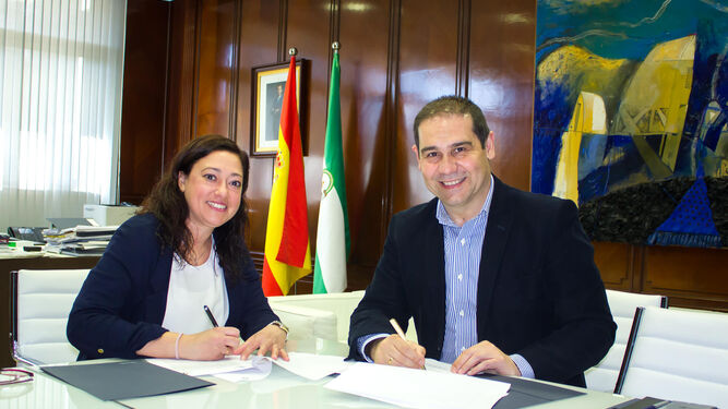 Manuela Romero y José Luis Ramos, durante la firma del convenio.