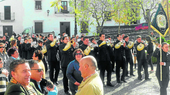La Banda de Cornetas y Tambores de Aracena durante un desfile.