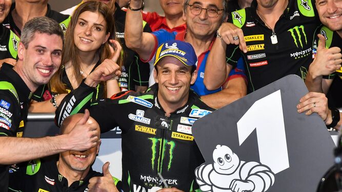 Johann Zarco celebra con los miembros de su equipo la primera posición para la carrera de MotoGP conseguida en Losail.