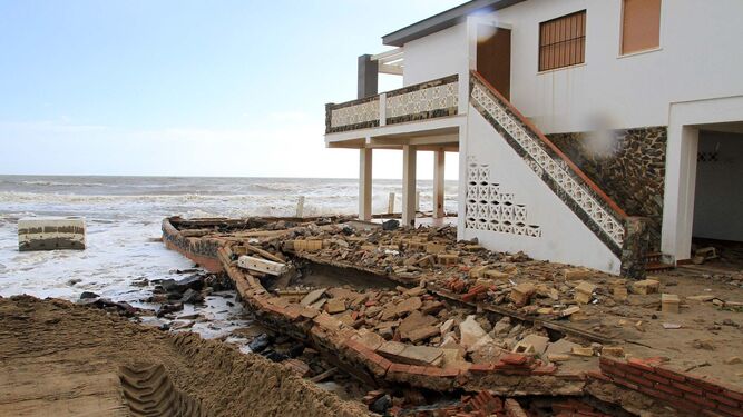 Uno de los chalets de primera línea de playa en La Antilla, destrozado por el temporal.