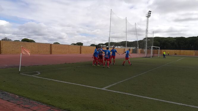 Los jugadores del Aroche celebran el 1-2, ayer en Aljaraque.