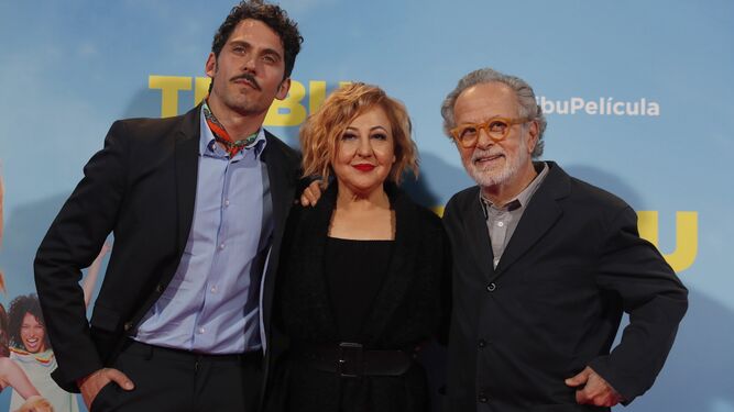 Los actores Paco León y Carmen Machi posan junto al director de 'La tribu' Fernando Colomo -derecha-.