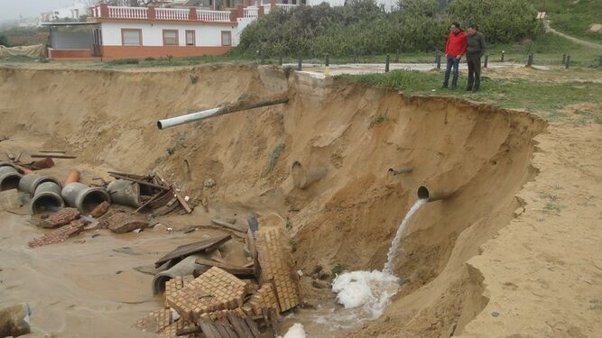 Daños en las canalizaciones de Mazagón tras el último temporal.