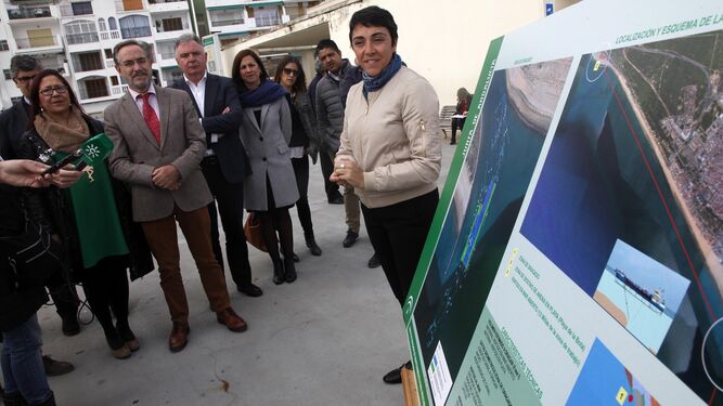 La alcaldesa de Punta Umbría y el consejero de Fomento atienden las explicaciones sobre el dragado.