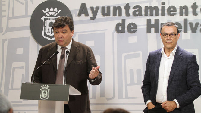 El alcalde de Huelva y el presidente de la Diputación, durante una reciente comparecencia conjunta en la que hicieron un llamamiento al Gobierno.