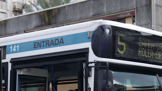 Usuarios de Emtusa se disponen a subir a un autobús.