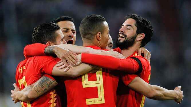 Algunos jugadores españoles se abrazan a Rodrigo (9) tras su gol.