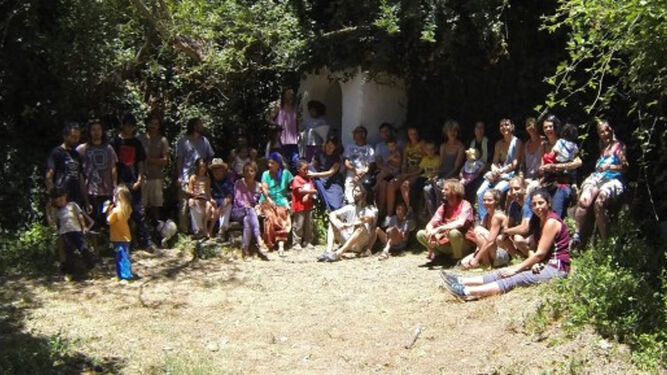 Varias familias de la aldea de El Calabacino, en Alájar.