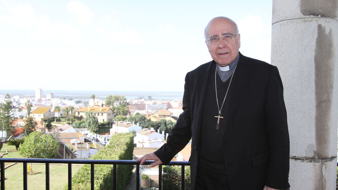 El obispo de Huelva, José Vilaplana, en el balcón del palacio episcopal, con la ciudad y la marisma al fondo.