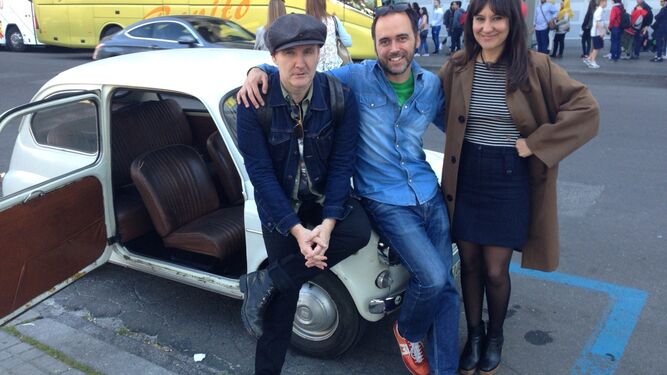 Juan Aguirre y Eva Amaral posan con Todolí ante el coche.