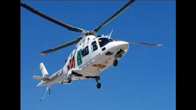 El helicóptero trasladando al herido grave al hospital.