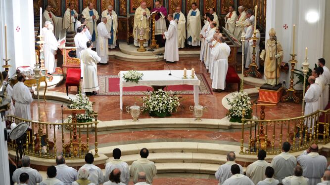 Misa crismal presidida por el obispo en la catedral.