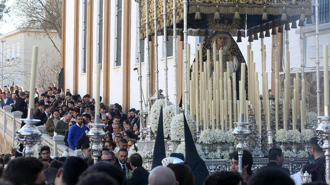 La Virgen del Valle de la Hermandad de Los Estudiantes tras bajar la rampa de la parroquia de San Sebastián.