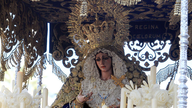 La Virgen de la Victoria, portando las joyas y preseas donadas por sus devotos.