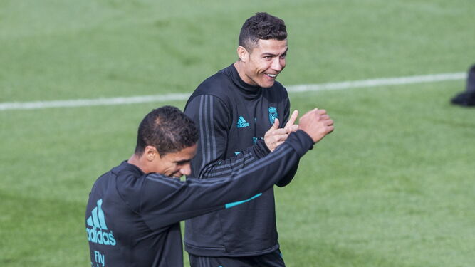 Cristiano Ronaldo bromea junto a Varane en un entrenamiento reciente.