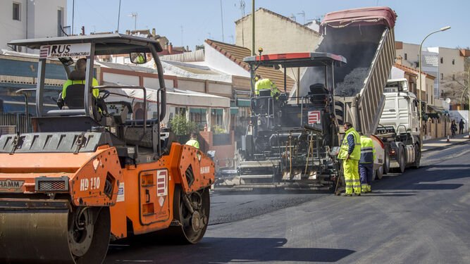 Obras de asfaltado en la calle Camarada Fernando Castillo, incluidas en el tercer plan programado por el Ayuntamiento de la capital onubense.
