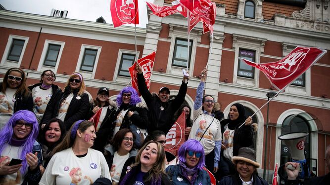 Un grupo de trabajadoras en Madrid durante la huelga feminista del pasado 8 de marzo con motivo del Día de la Mujer.