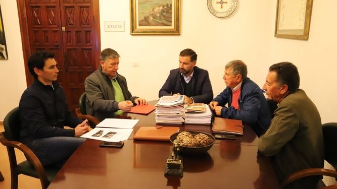 Reunión entre los alcalde de Moguer y Palos, además de concejales.