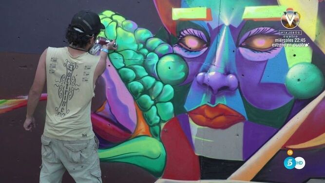 Un grafitero de la entrega de Medellín de 'Viajeros Cuatro'.