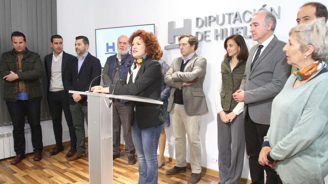 La vicepresidenta de la Diputación, María Eugenia Limón, y representantes de los distintos sectores agroalimentarios de Huelva.