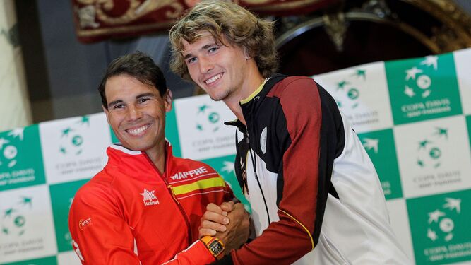 Nadal estrecha la mano de Alexander Zverev, la gran estrella del equipo alemán a sus 20 años.