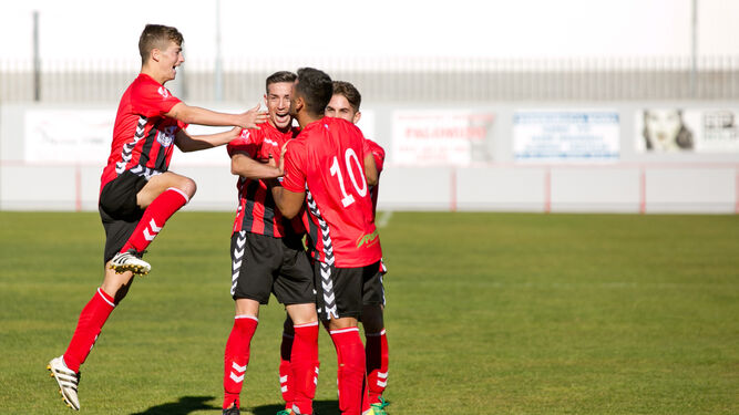 Varios jugadores del Cartaya celebran un gol en un partido frente al Conil.