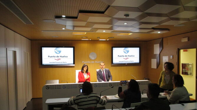 María Antonia Peña y José Luis Ramos, esta mañana en la sede de la Autoridad Portuaria de Huelva