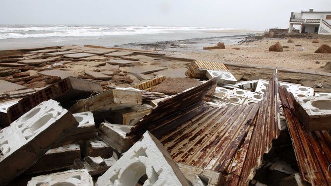 Destrozos ocasionados por el temporal el pasado mes de marzo en la playa de La Antilla.
