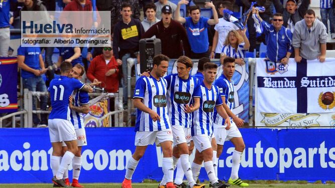 Los jugadores del Decano celebran el 2-0 de Gorka Santamaría.