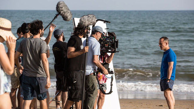 El actorJavier Gutiérrez, a la derecha, durante el rodaje de una escena en la playa de Islantilla.