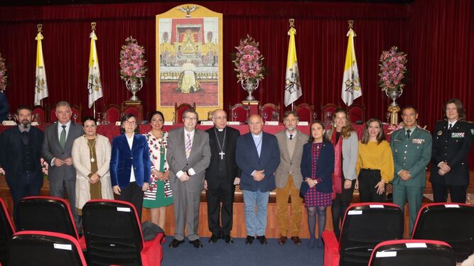 Foto de familia de las personalidades presentes en la Asamblea General de Hermandades del Rocío.
