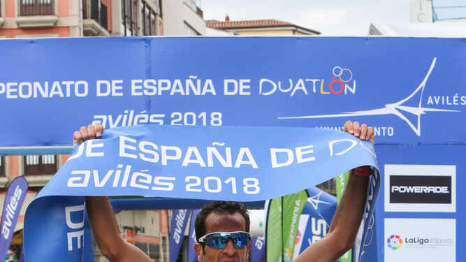 Emilio Martín cruza la línea de meta en primera posición en el Campeonato de España celebrado el domingo.
