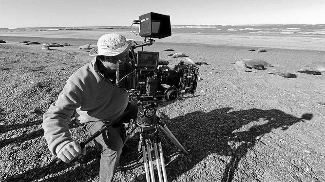 Gerardo Olivares, rodando en la Patagonia 'El faro de las orcas'.