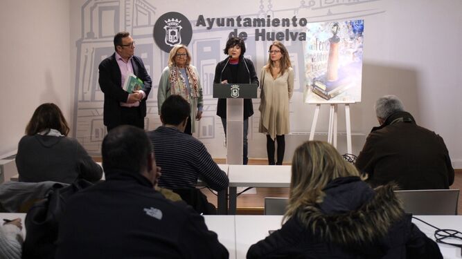 Un momento de la presentación de la XLIV Feria del Libro de Huelva, con los participantes junto al cartel anunciador del evento.